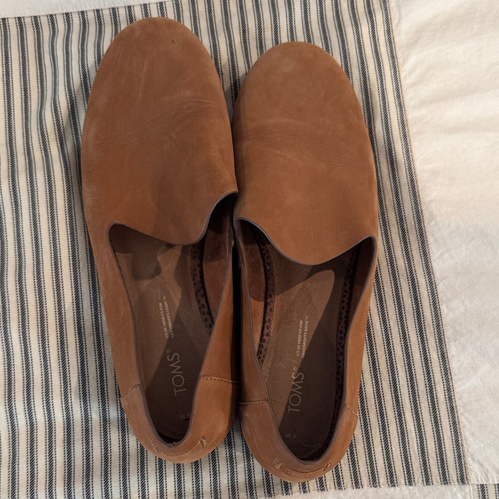 TOMS women’s Tan Leather Loafers